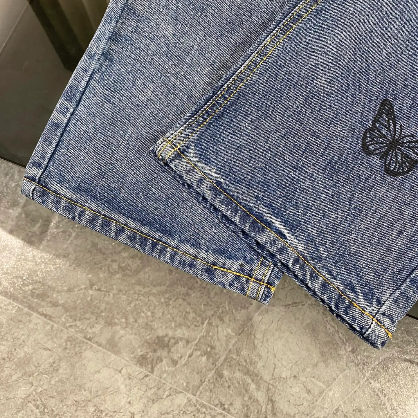 P230 Chrome Hearts 2025 new rare three-color butterfly print couple's washed loose jeans. High version, high version, top ceiling quality. Styles with different washed textures, very friendly to people with thin legs and thick legs. The straight version is very flattering to the leg shape. Moderate length that never goes out of style, easy to match with casual, basic styling for various styles, a must-have in the wardrobe! The fabric is stiff but also makes the upper body soft without losing texture. The washing process is even more perfect. It is a must-have item for everyone! ! ! Washed wheat, hang tag, pants label, three labels complete Color: blue Size: 28, 30, 32, 34
